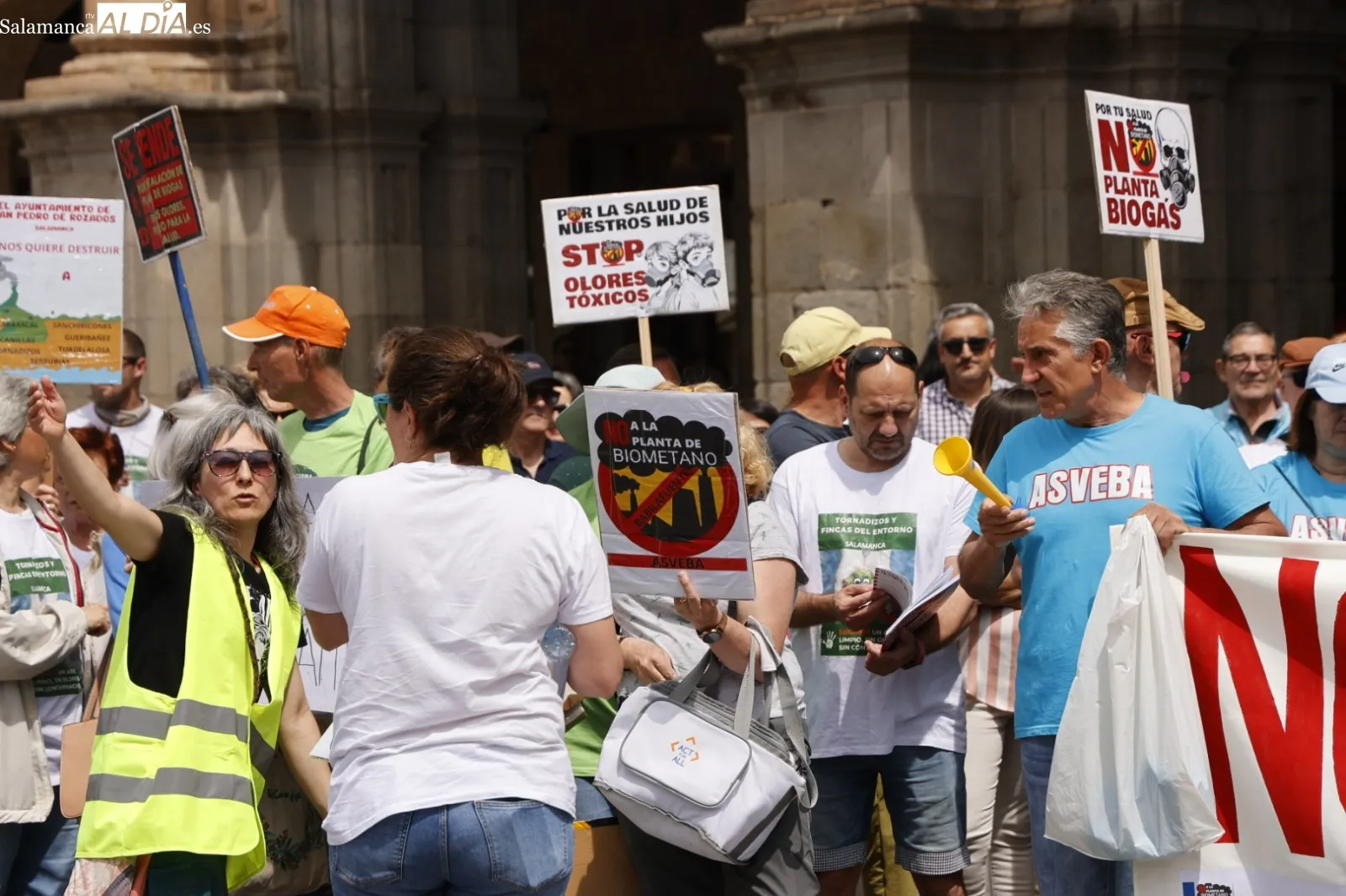 Manifestación en la Plaza Mayor contra las plantas de biogás | Fotos: David Sañudo