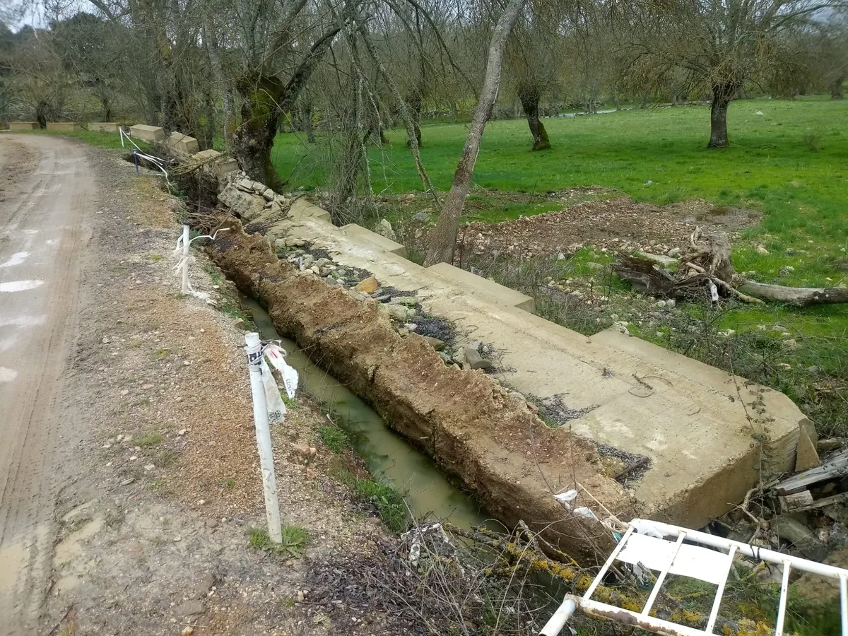 Estado en el que quedó el camino tras el desbordamiento del río Camaces
