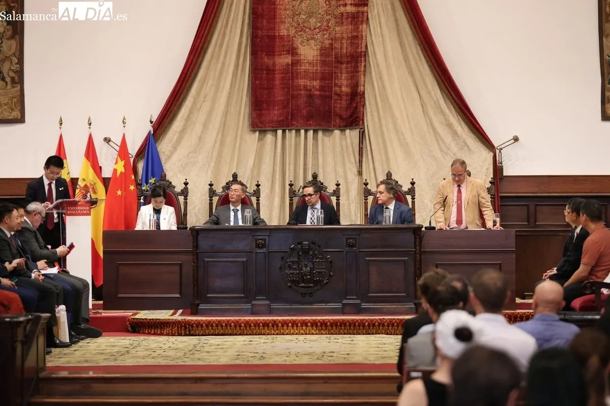 Acto en el Paraninfo de la USAL para la creación del Instituto Confucio. Foto de David Sañudo
