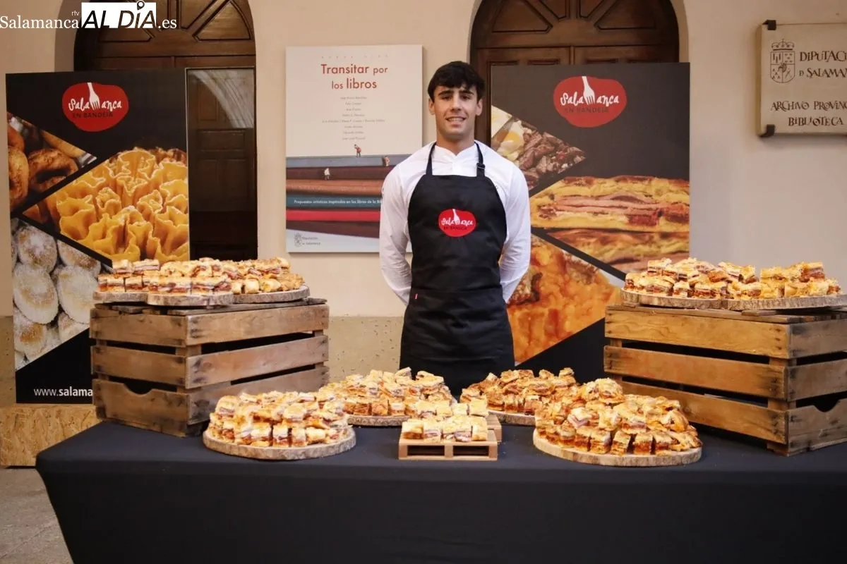 El presidente de la Diputación de Salamanca, Javier Iglesias, recibe en el Patio de La Salina a los participantes de la I Cumbre Internacional de Gastronomía Castilla y León 2025 en un cóctel elaborado con productos de Salamanca en bandeja. Fotos: David D