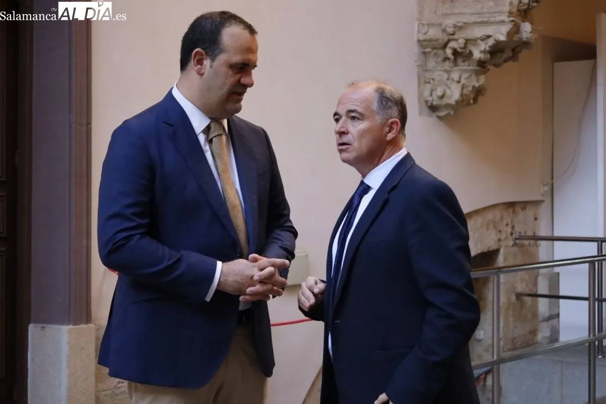 El presidente de la Diputación de Salamanca, Javier Iglesias, recibe en el Patio de La Salina a los participantes de la I Cumbre Internacional de Gastronomía Castilla y León 2025 en un cóctel elaborado con productos de Salamanca en bandeja. Fotos: David D