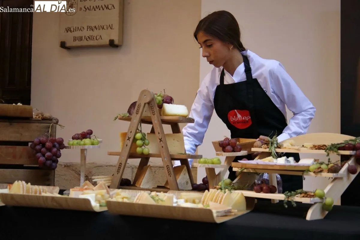 El presidente de la Diputación de Salamanca, Javier Iglesias, recibe en el Patio de La Salina a los participantes de la I Cumbre Internacional de Gastronomía Castilla y León 2025 en un cóctel elaborado con productos de Salamanca en bandeja. Fotos: David D