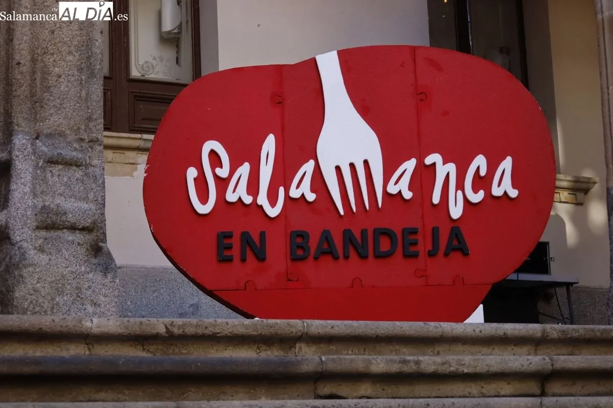 El presidente de la Diputación de Salamanca, Javier Iglesias, recibe en el Patio de La Salina a los participantes de la I Cumbre Internacional de Gastronomía Castilla y León 2025 en un cóctel elaborado con productos de Salamanca en bandeja. Fotos: David D