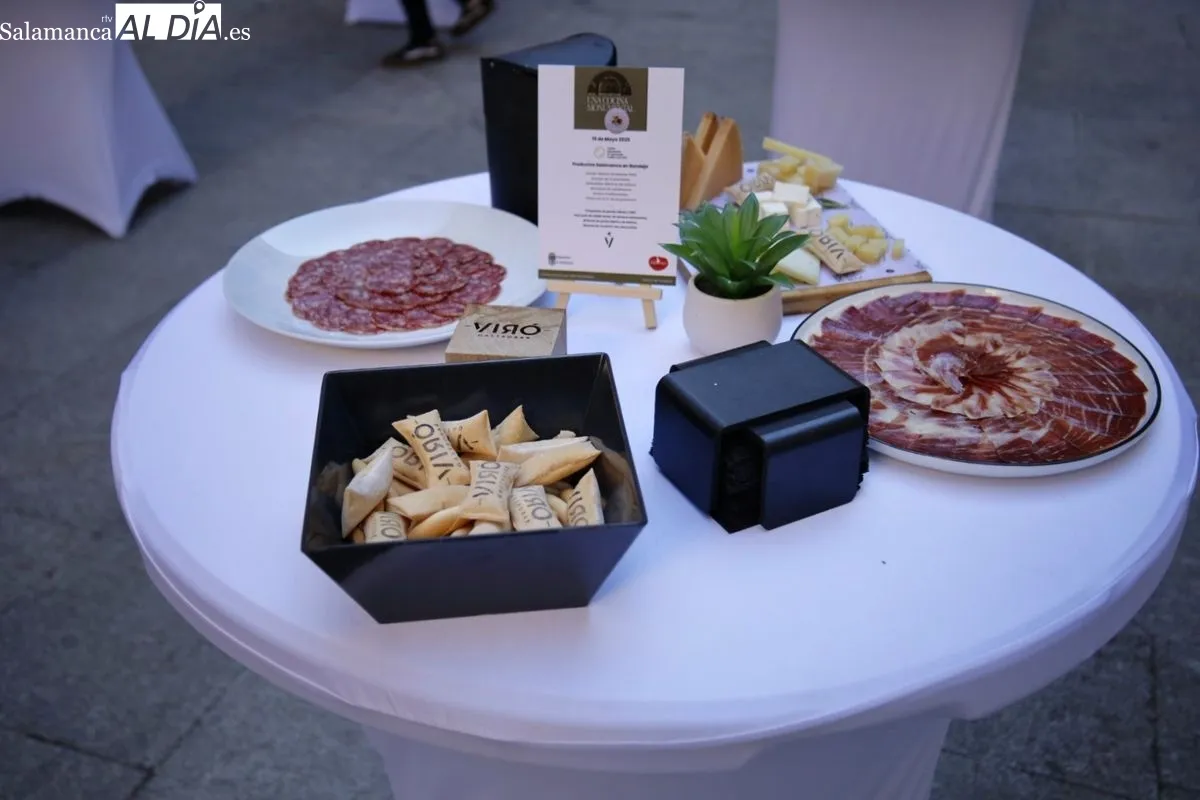 El presidente de la Diputación de Salamanca, Javier Iglesias, recibe en el Patio de La Salina a los participantes de la I Cumbre Internacional de Gastronomía Castilla y León 2025 en un cóctel elaborado con productos de Salamanca en bandeja. Fotos: David D