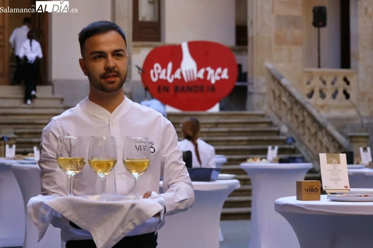 El presidente de la Diputación de Salamanca, Javier Iglesias, recibe en el Patio de La Salina a los participantes de la I Cumbre Internacional de Gastronomía Castilla y León 2025 en un cóctel elaborado con productos de Salamanca en bandeja. Fotos: David D