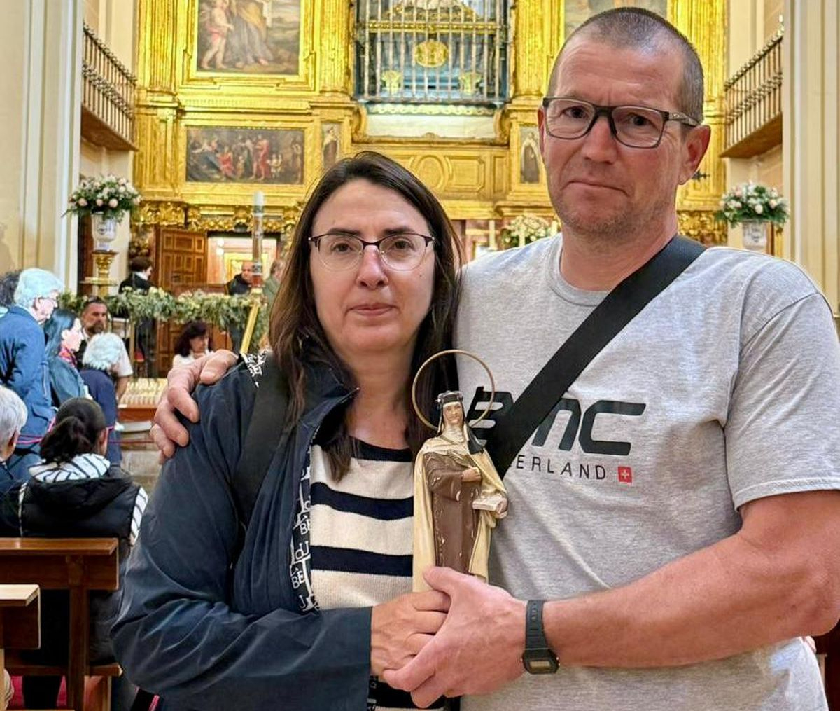 Una familia valenciana, superviviente de la DANA, peregrina a Alba de Tormes con la imagen de Santa Teresa que les salvó del desastre