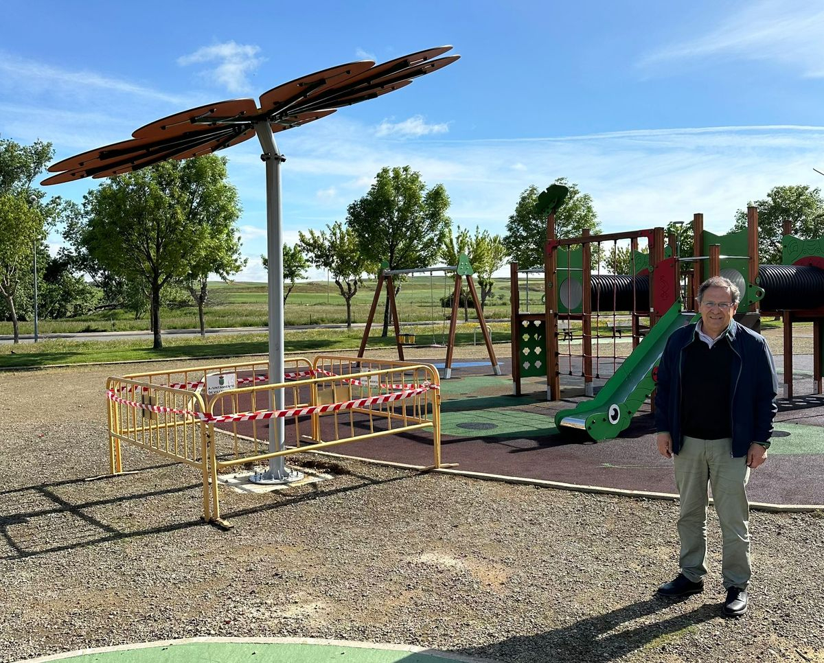 Villamayor invierte en sombra para sus parques infantiles con la instalación de pérgolas