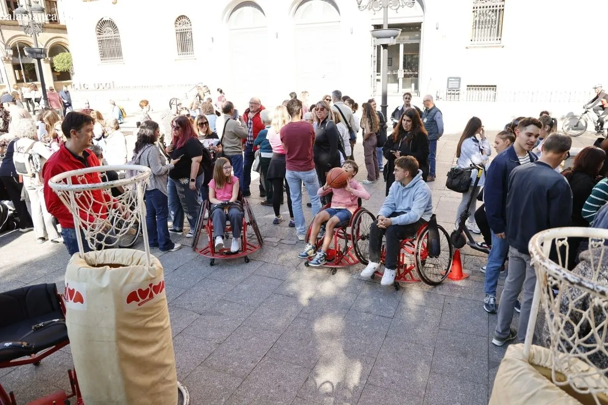Iniciativa 'Destino: Salamanca Accesible' celebrada en la plaza de Los Bandos. Fotos: David Sañudo