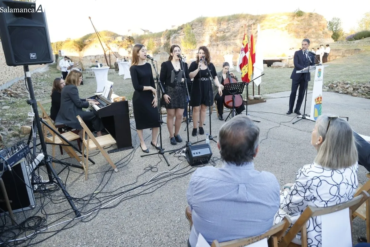 Pregón de las fiestas patronales de Villamayor a cargo del escultor David de la Mano. Fotos: David Sañudo