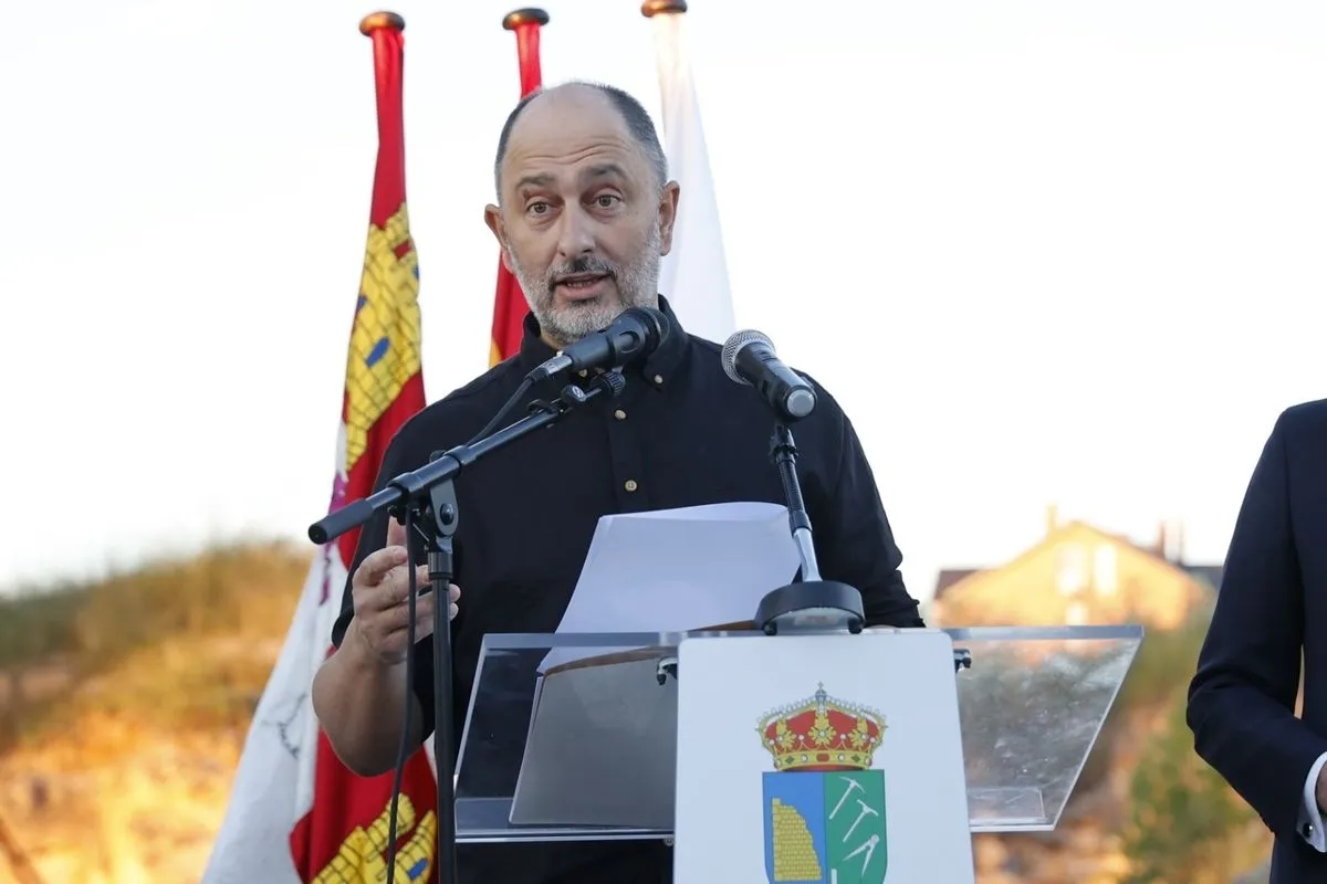 Pregón de las fiestas patronales de Villamayor a cargo del escultor David de la Mano. Fotos: David Sañudo