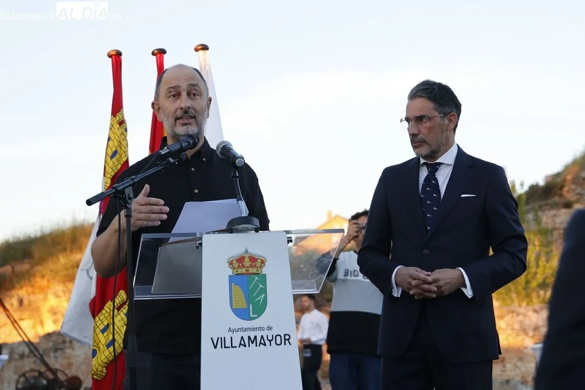 Pregón de las fiestas patronales de Villamayor a cargo del escultor David de la Mano. Fotos: David Sañudo