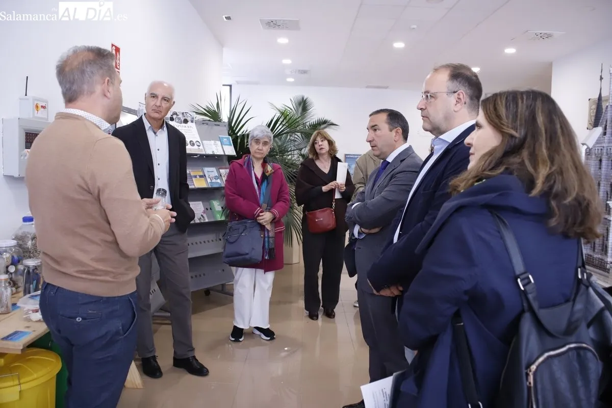 Exposición sobre los microplásticos en el Centro Municipal Integrado Victoria Adrados. Foto de Ángel Puma