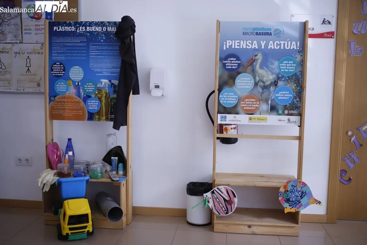 Exposición sobre los microplásticos en el Centro Municipal Integrado Victoria Adrados. Foto de Ángel Puma