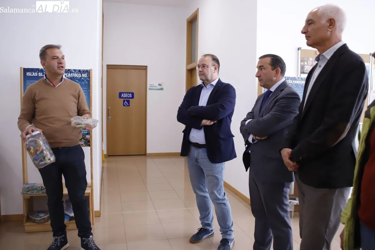 Exposición sobre los microplásticos en el Centro Municipal Integrado Victoria Adrados. Foto de Ángel Puma