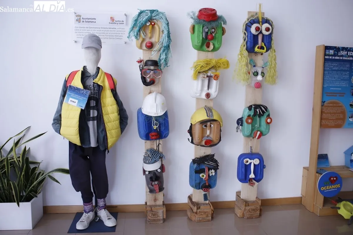 Exposición sobre los microplásticos en el Centro Municipal Integrado Victoria Adrados. Foto de Ángel Puma