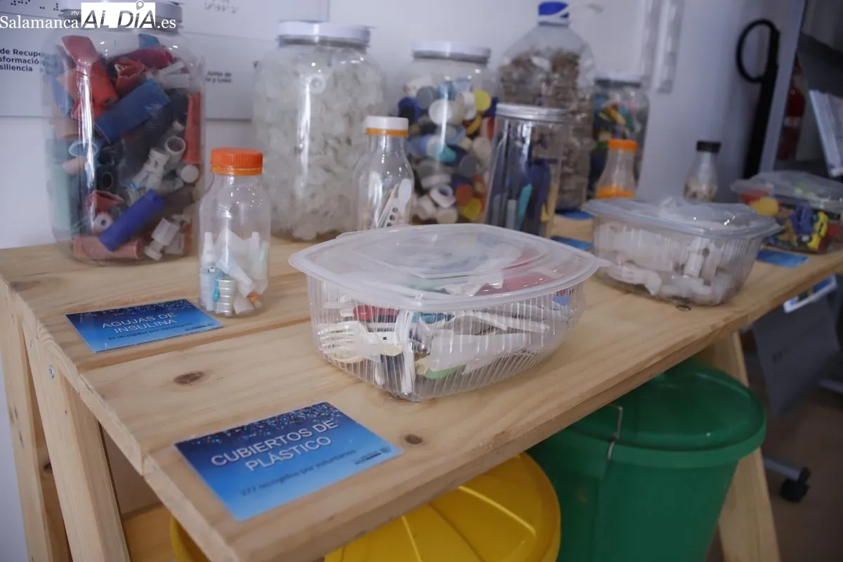 Exposición sobre los microplásticos en el Centro Municipal Integrado Victoria Adrados. Foto de Ángel Puma