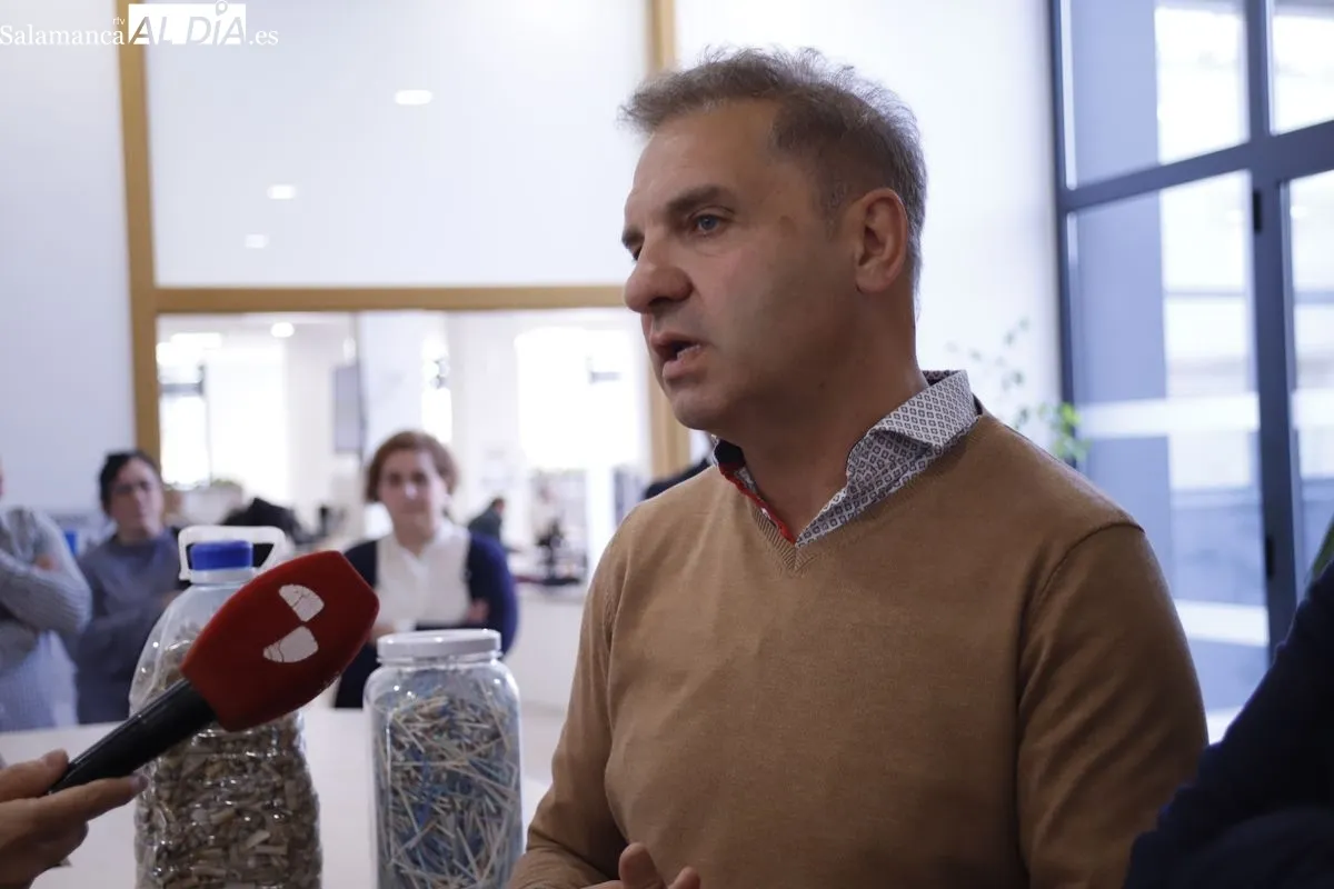 Exposición sobre los microplásticos en el Centro Municipal Integrado Victoria Adrados. Foto de Ángel Puma