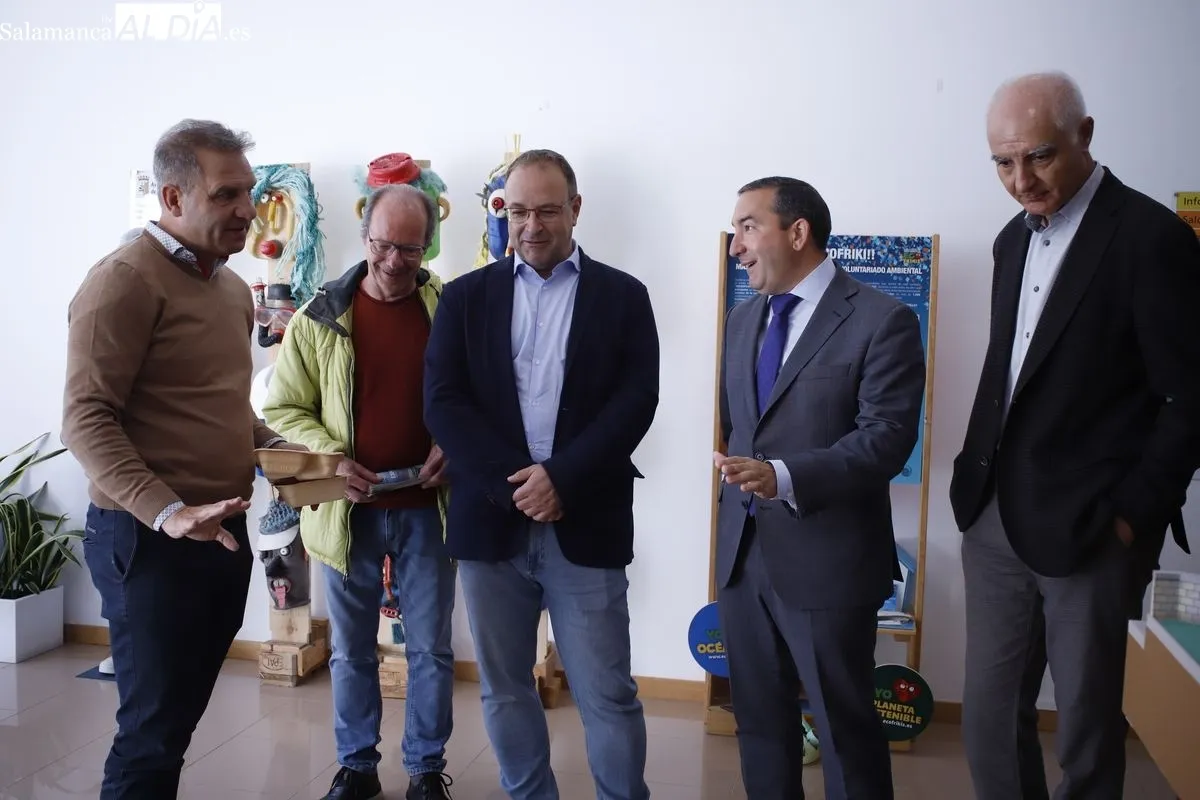 Exposición sobre los microplásticos en el Centro Municipal Integrado Victoria Adrados. Foto de Ángel Puma