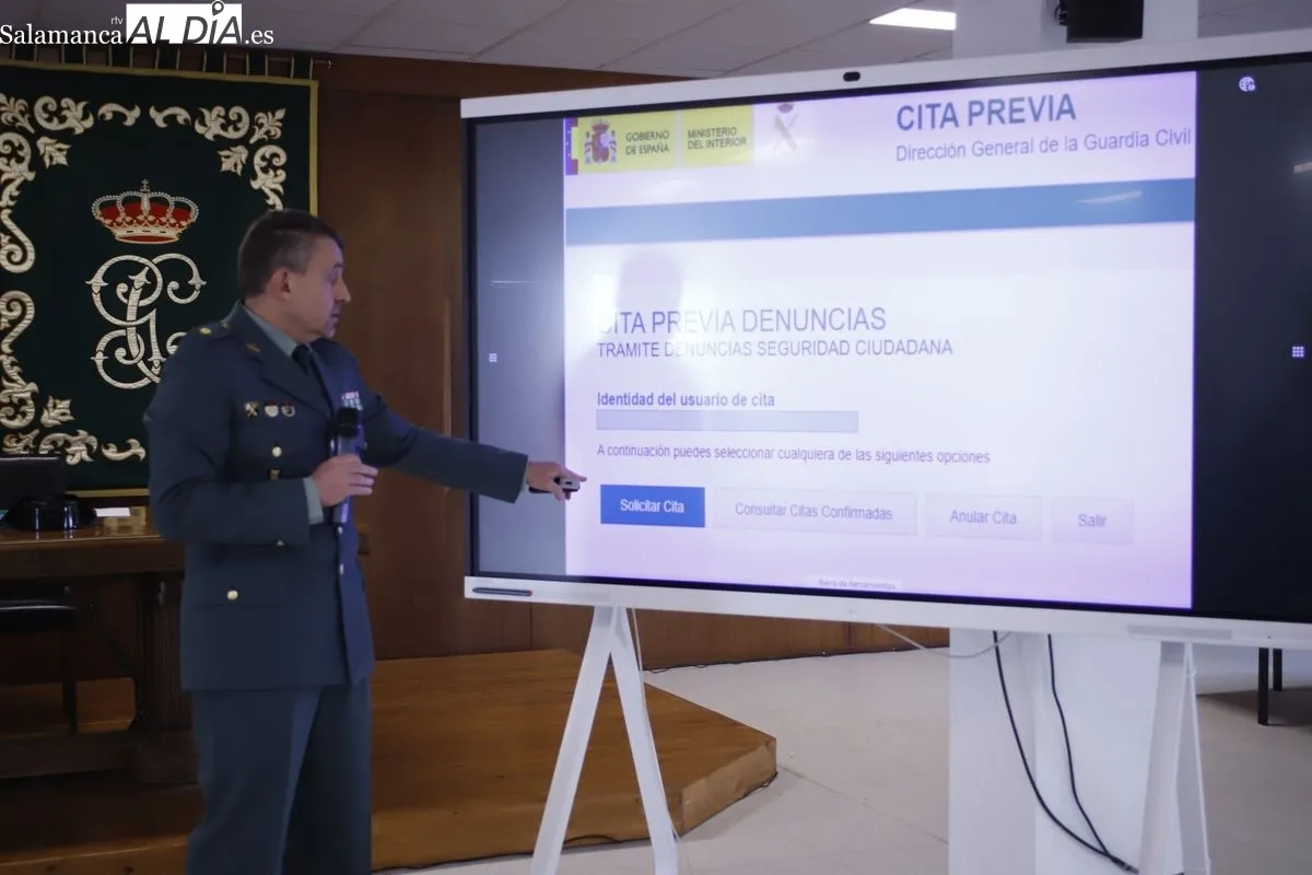 Presentación del servicio de cita previa en la Comandancia de la Guardia Civil de Salamanca. Foto: Ángel Puma