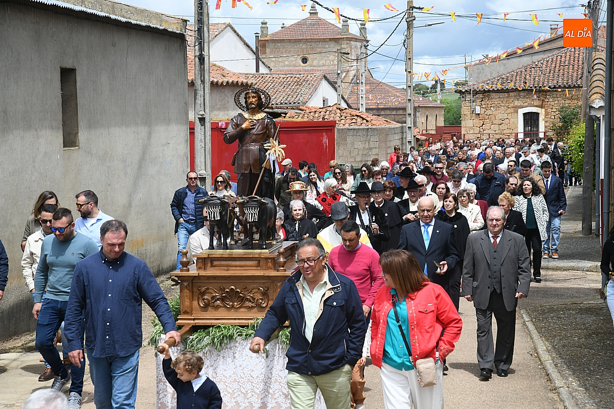 Cabrillas celebra a San Isidro Labrador con una multitudinaria procesión 