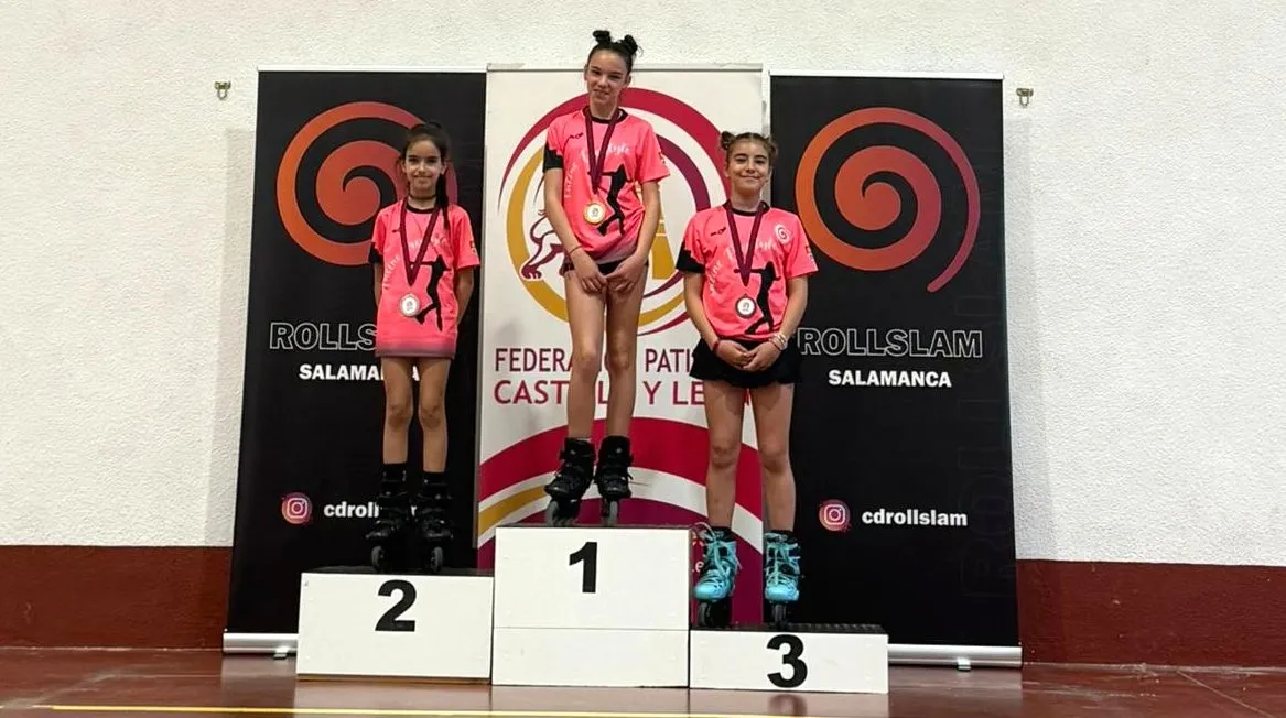 Integrantes del Rollslam con sus medallas en el campeonato de CyL Inline Freestyle, en el pabellón Lazarillo de Tormes