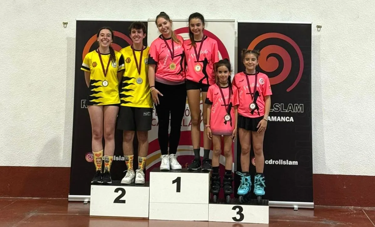 Integrantes del Rollslam con sus medallas en el campeonato de CyL Inline Freestyle, en el pabellón Lazarillo de Tormes