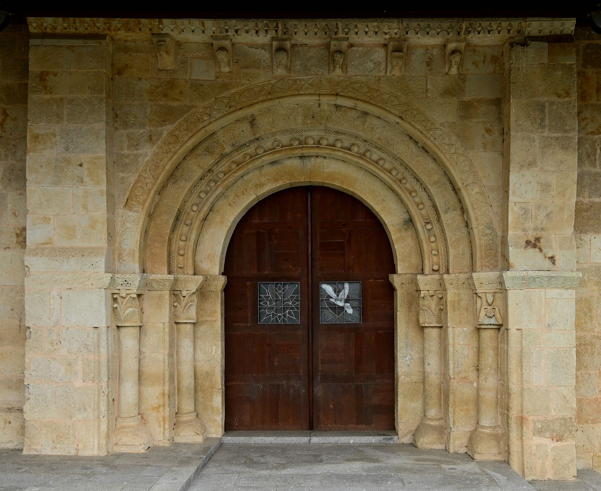 Iglesia románica de Santa María La Mayor en Almenara de Tormes, Salamanca