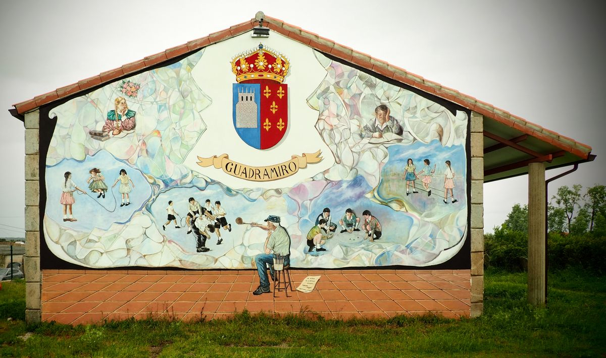Mural de la antigua escuela en Guadramiro, Salamanca