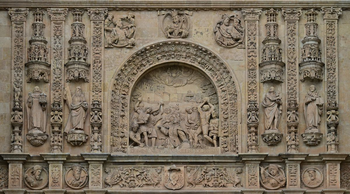Fachada del convento de San Esteban en Salamanca que recrea la lapidación de ese santo