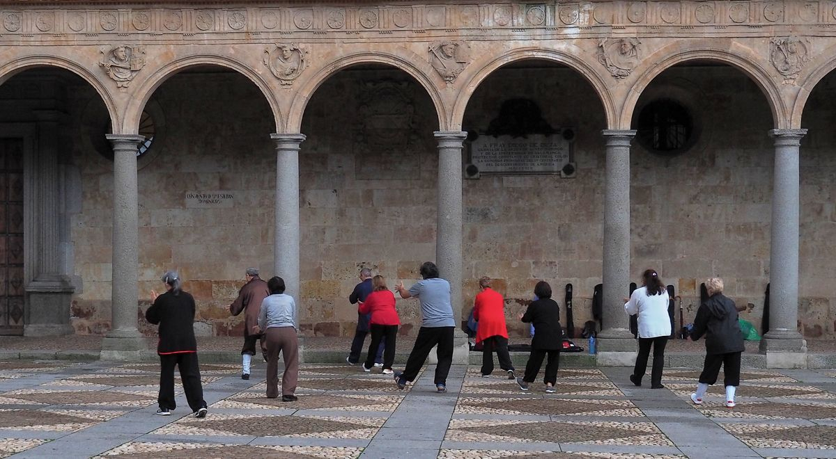 Clase de Tai Chi, en la plaza de San Esteban, en Salamanca