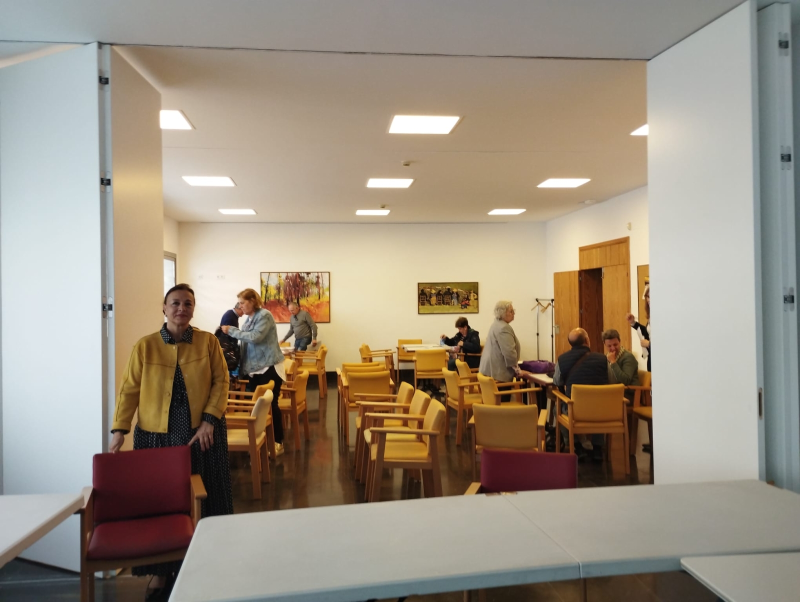 La concejala de Mayores del consistorio santamartino junto a los mayores