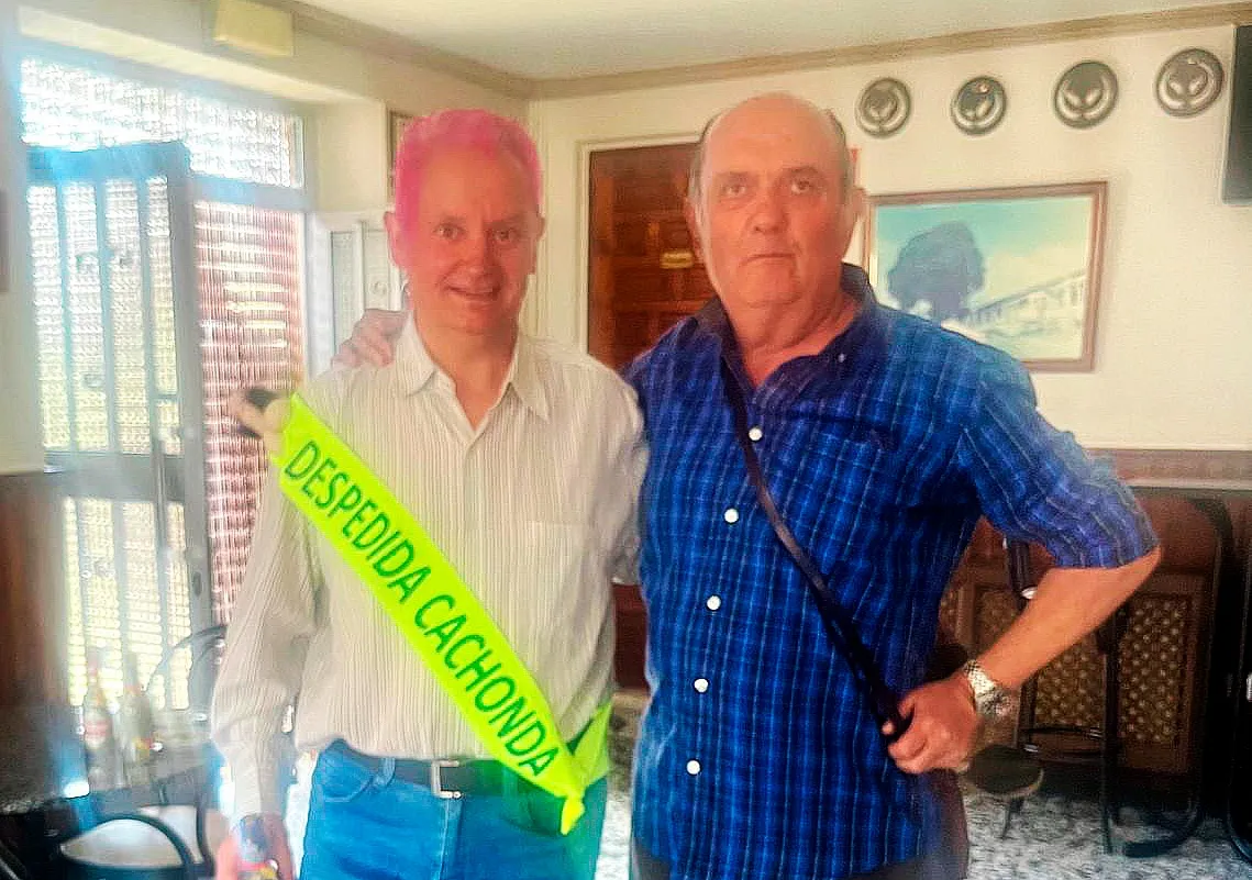 Foto 2 - Funcionarios de la prisi&oacute;n de Topas arropan a su compa&ntilde;ero Jes&uacute;s Gonz&aacute;lez Alfonso en Navasfr&iacute;as por su jubilaci&oacute;n