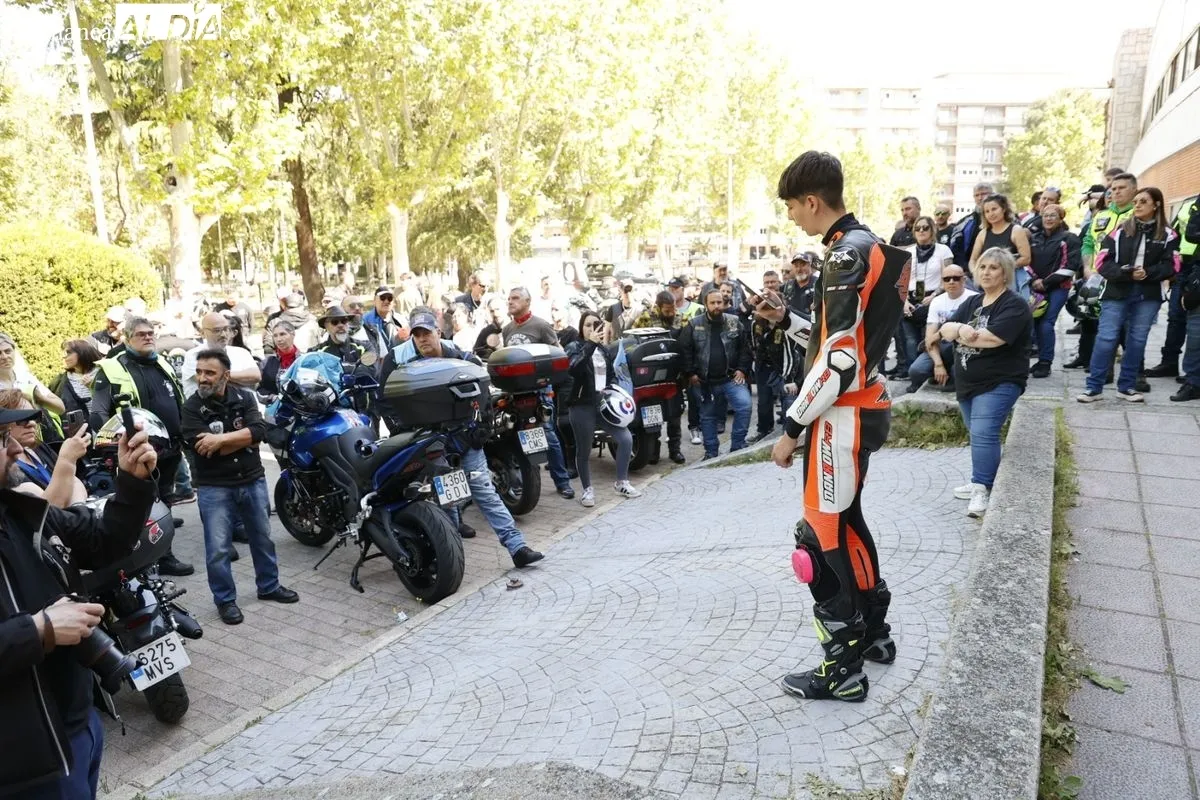 La marcha motera contra el acoso escolar ha arrancado con la concentración en La Alamedilla de Salamanca para continuar la ruta hasta Sardón de los Frailes. Foto: David Sañudo