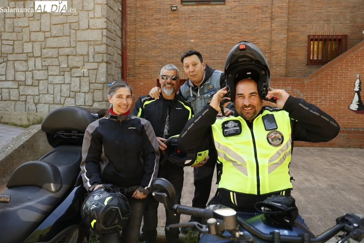 La marcha motera contra el acoso escolar ha arrancado con la concentración en La Alamedilla de Salamanca para continuar la ruta hasta Sardón de los Frailes. Foto: David Sañudo