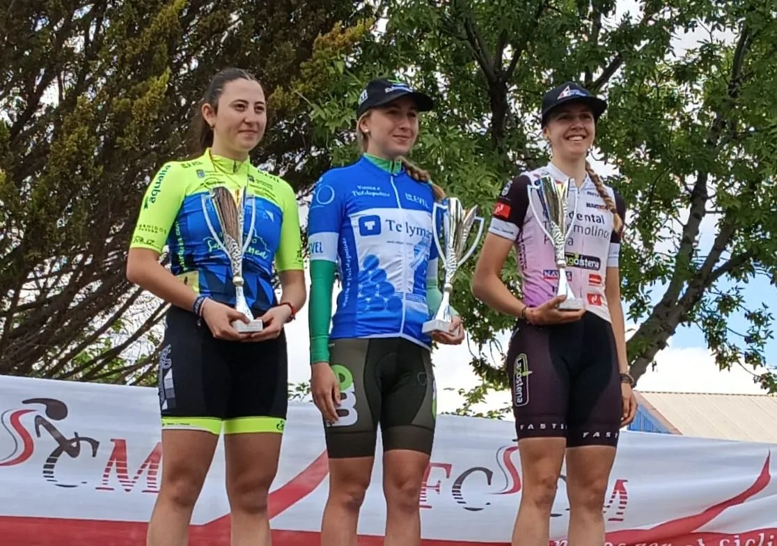 Vega Albares, primera por la izquierda,  tercera en la general de la Vuelta a Valdepeñas