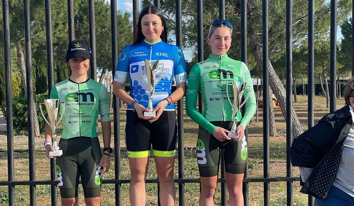 Vega Albares, en el centro, ganadora de una etapa en la Vuelta a Valdepeñas