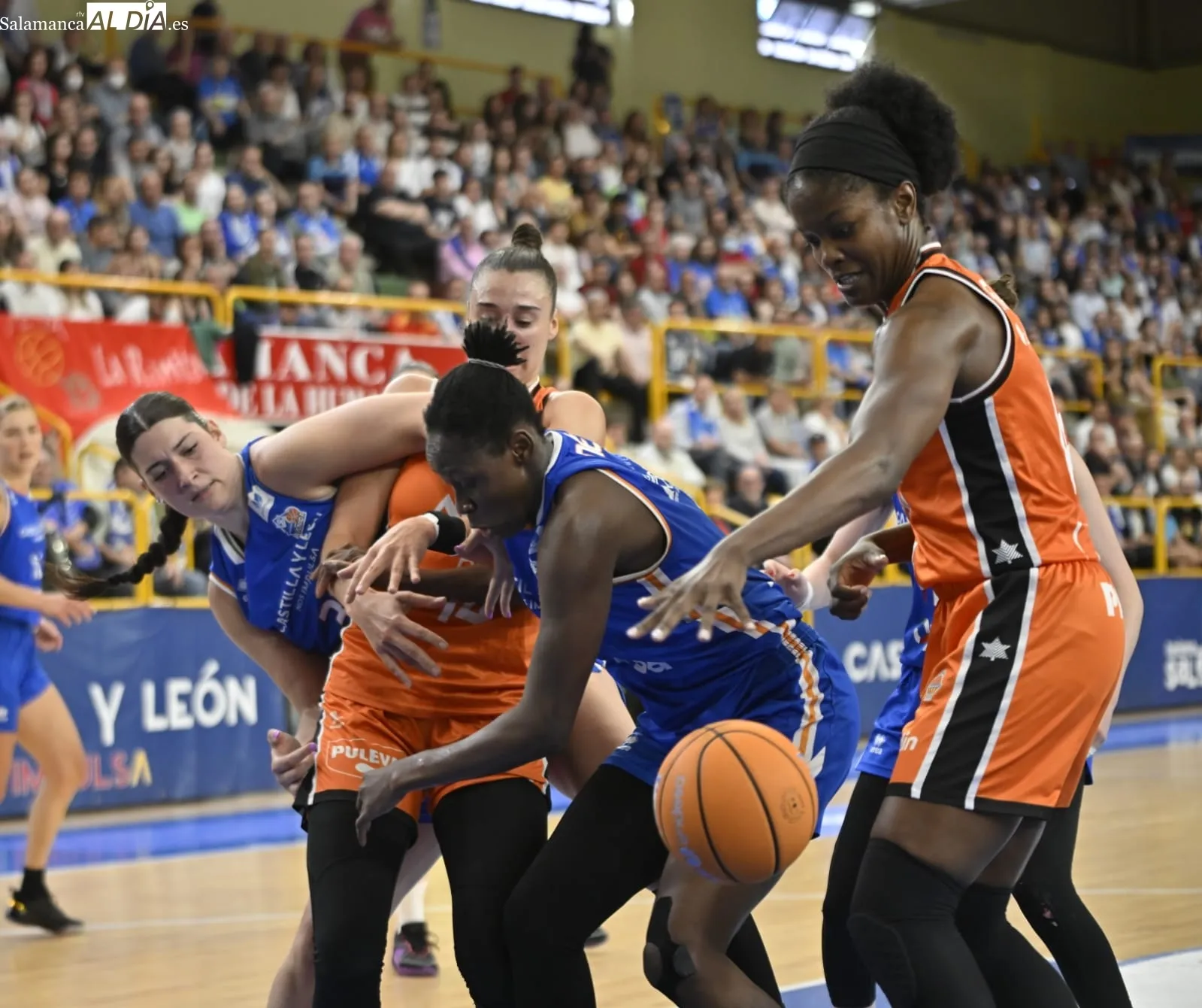 Foto 17 - FOTOS | El Perfumer&iacute;as Avenida y el Valencia Basket se dejan todo por decidir para La Fonteta (76-76)