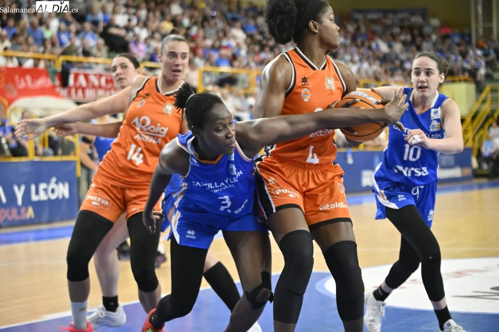 Foto 16 - FOTOS | El Perfumer&iacute;as Avenida y el Valencia Basket se dejan todo por decidir para La Fonteta (76-76)