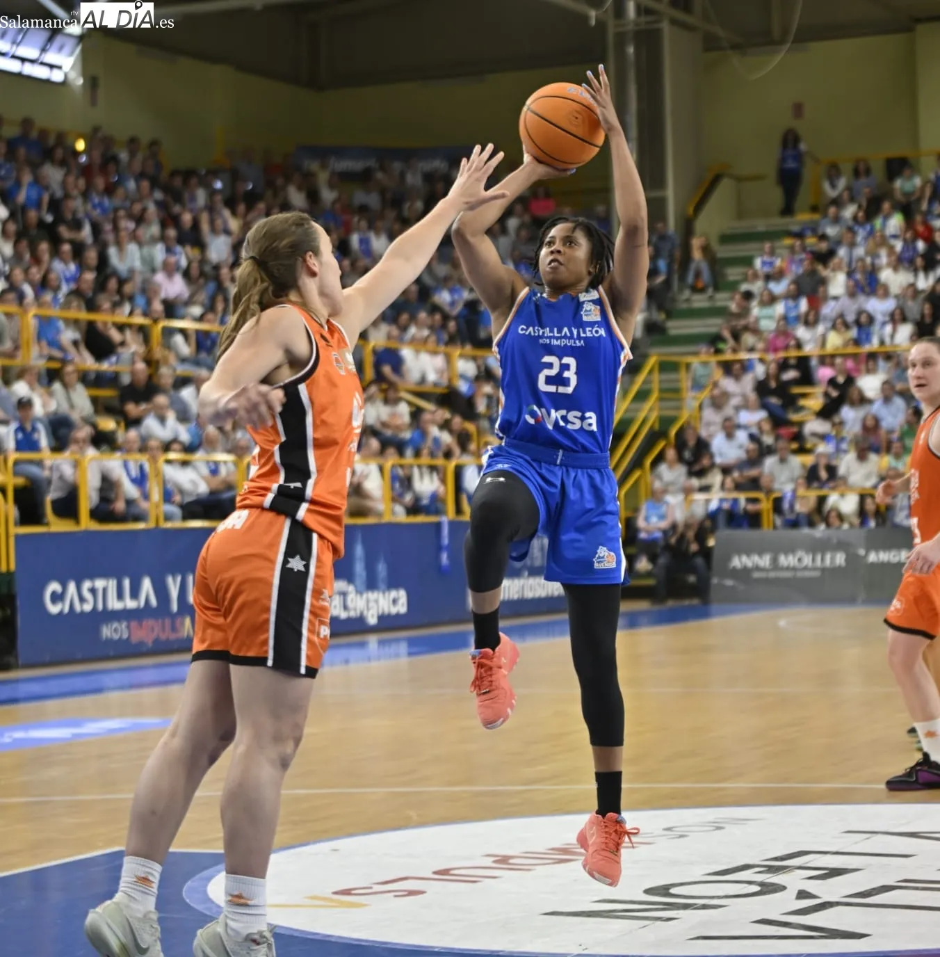 Foto 15 - FOTOS | El Perfumer&iacute;as Avenida y el Valencia Basket se dejan todo por decidir para La Fonteta (76-76)
