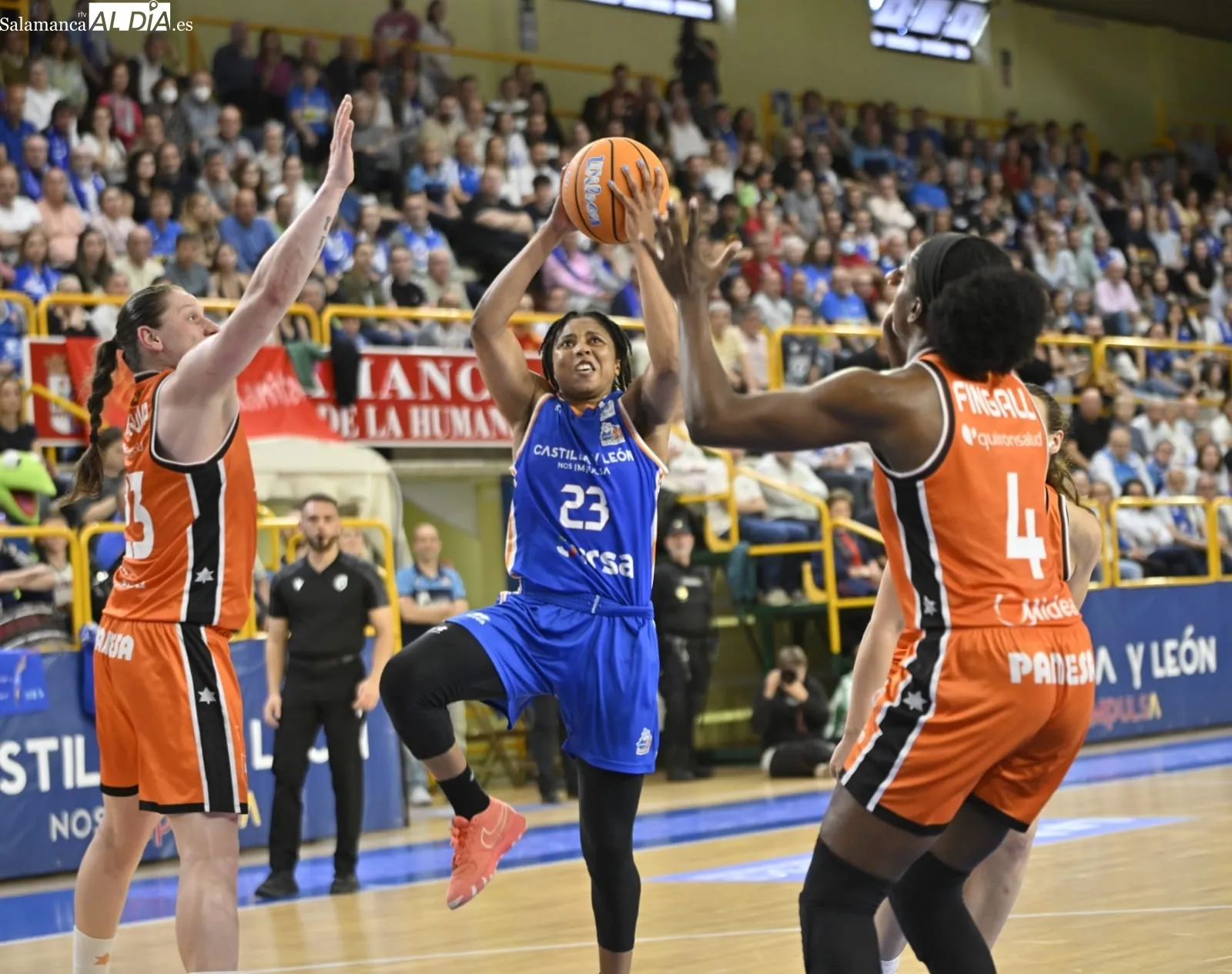 Foto 14 - FOTOS | El Perfumer&iacute;as Avenida y el Valencia Basket se dejan todo por decidir para La Fonteta (76-76)