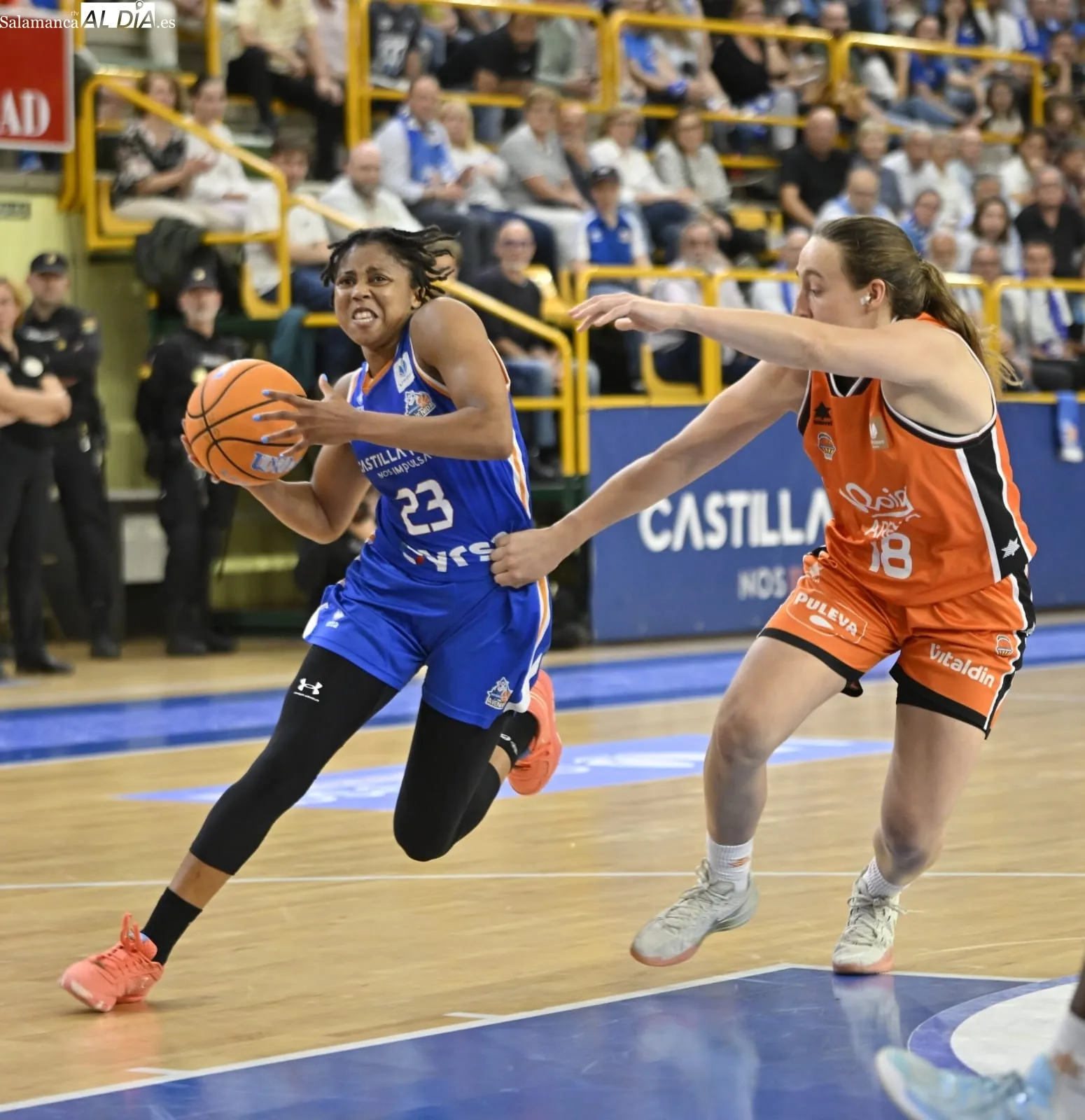 Foto 13 - FOTOS | El Perfumer&iacute;as Avenida y el Valencia Basket se dejan todo por decidir para La Fonteta (76-76)