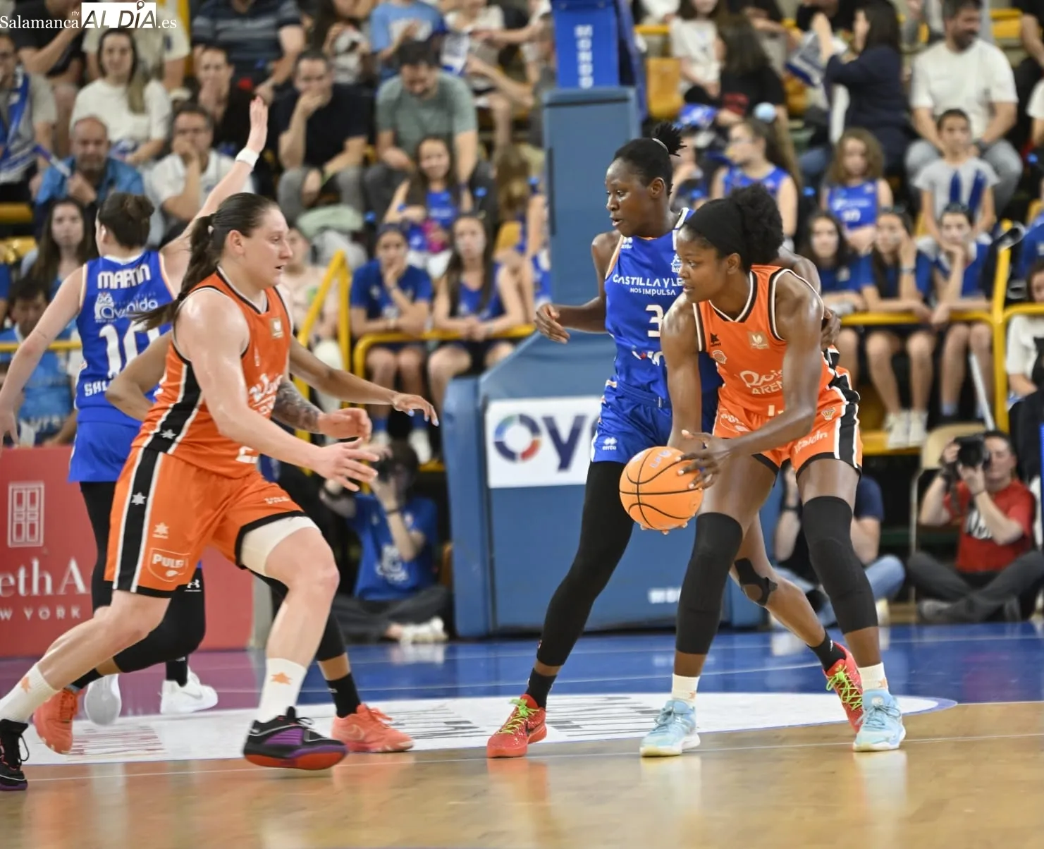 Foto 8 - FOTOS | El Perfumer&iacute;as Avenida y el Valencia Basket se dejan todo por decidir para La Fonteta (76-76)