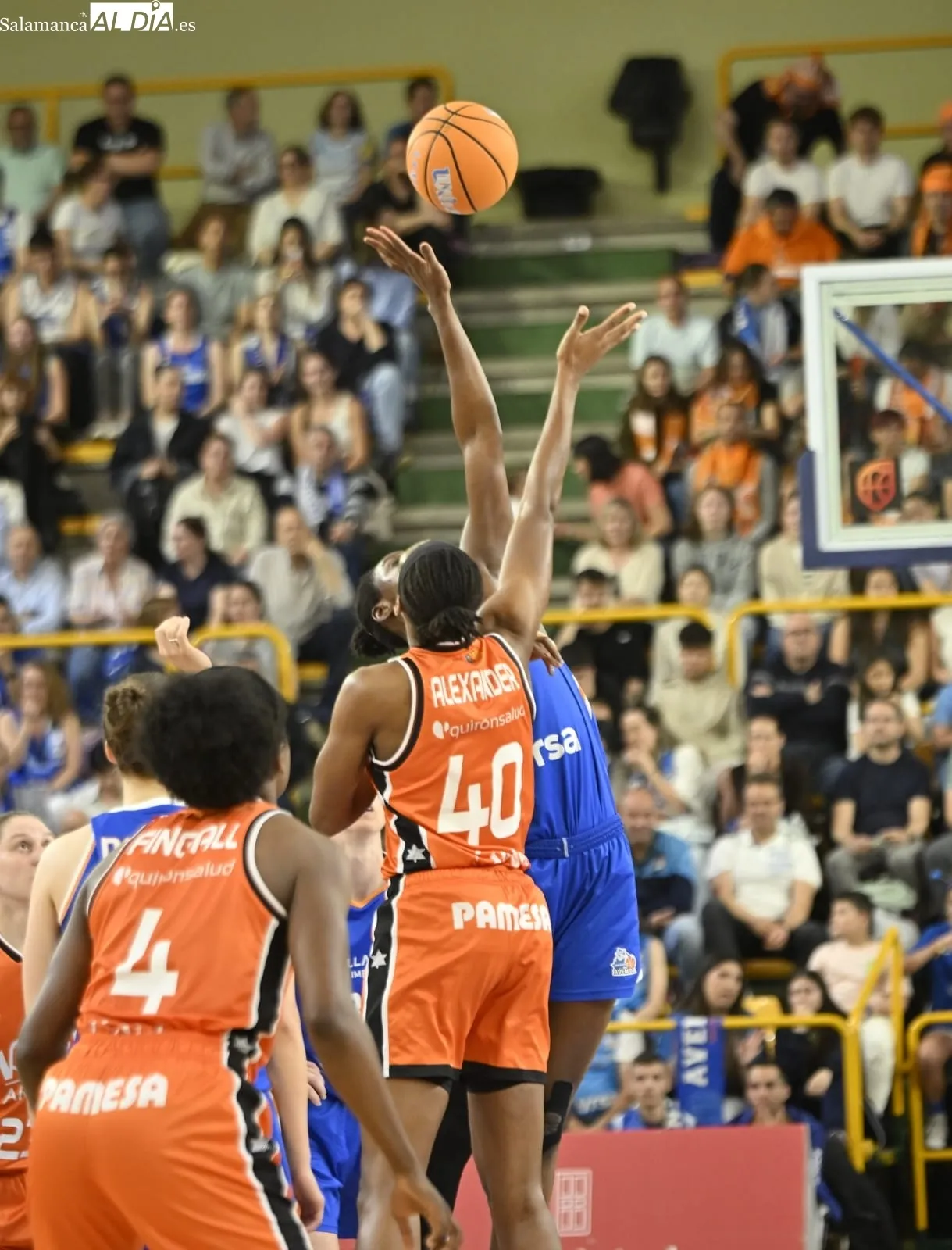 Foto 5 - FOTOS | El Perfumer&iacute;as Avenida y el Valencia Basket se dejan todo por decidir para La Fonteta (76-76)