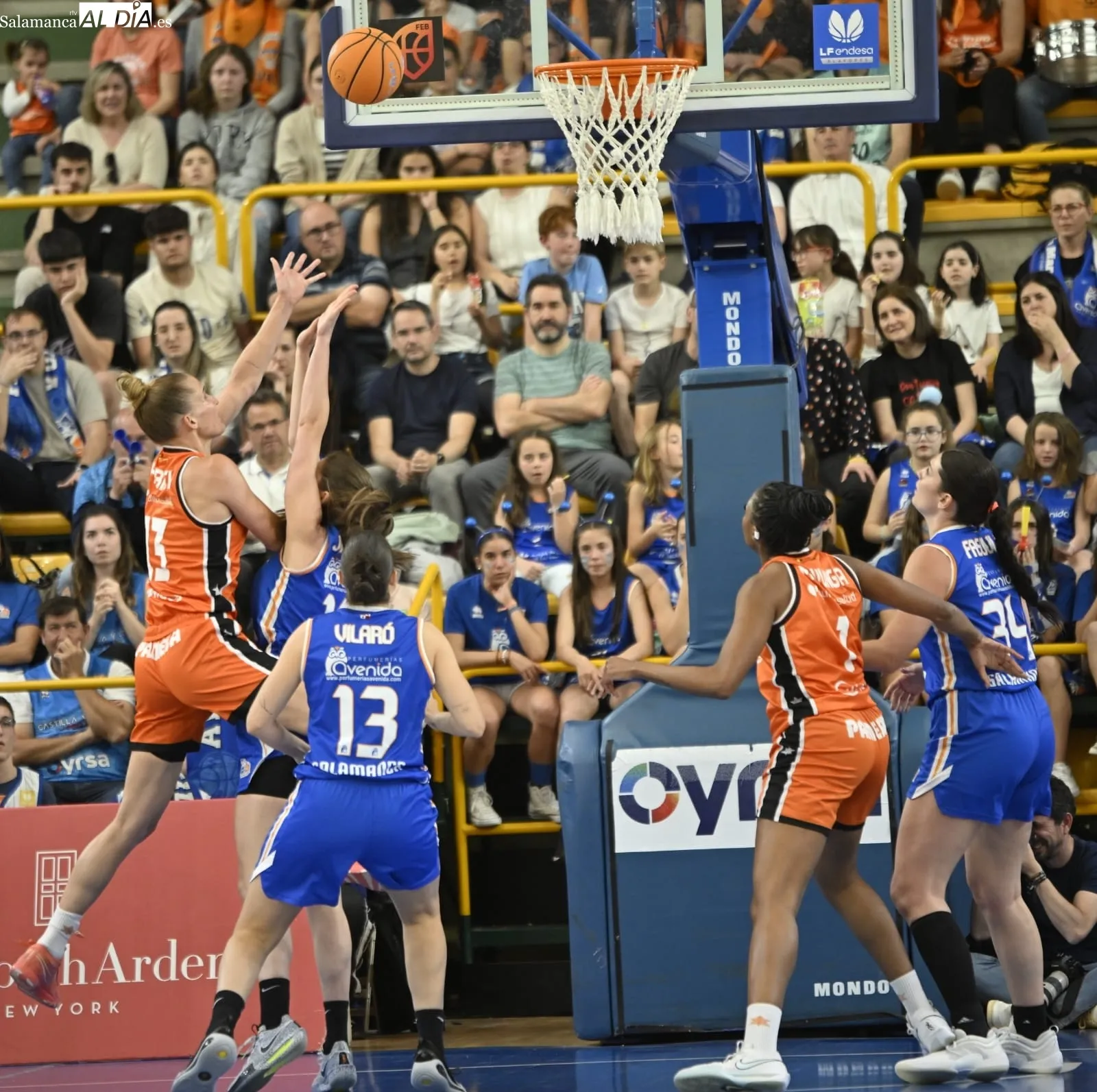 Foto 3 - FOTOS | El Perfumer&iacute;as Avenida y el Valencia Basket se dejan todo por decidir para La Fonteta (76-76)