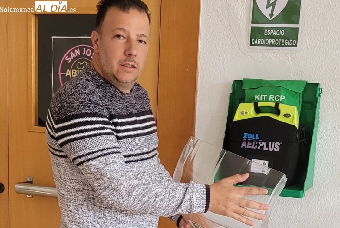 Vitigudino instala un nuevo desfibrilador junto al centro de jubilados