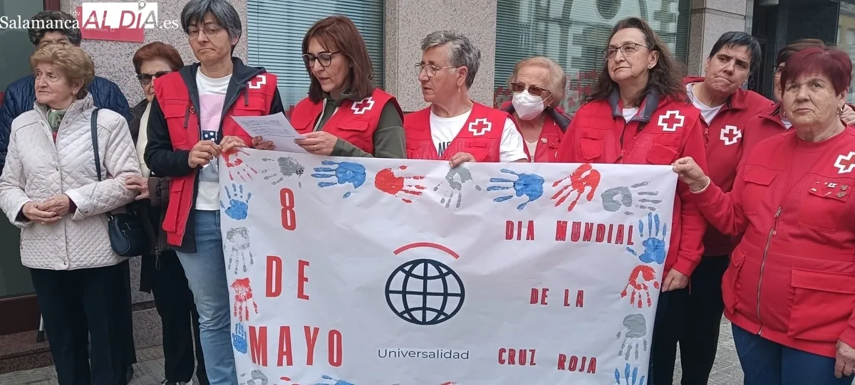 Acto junto a la sede comarcal de Cruz Roja en Vitigudino en el que varios voluntarios acompañaron a la presidenta comarcal Adela Prieto durante la lectura de un manifiesto