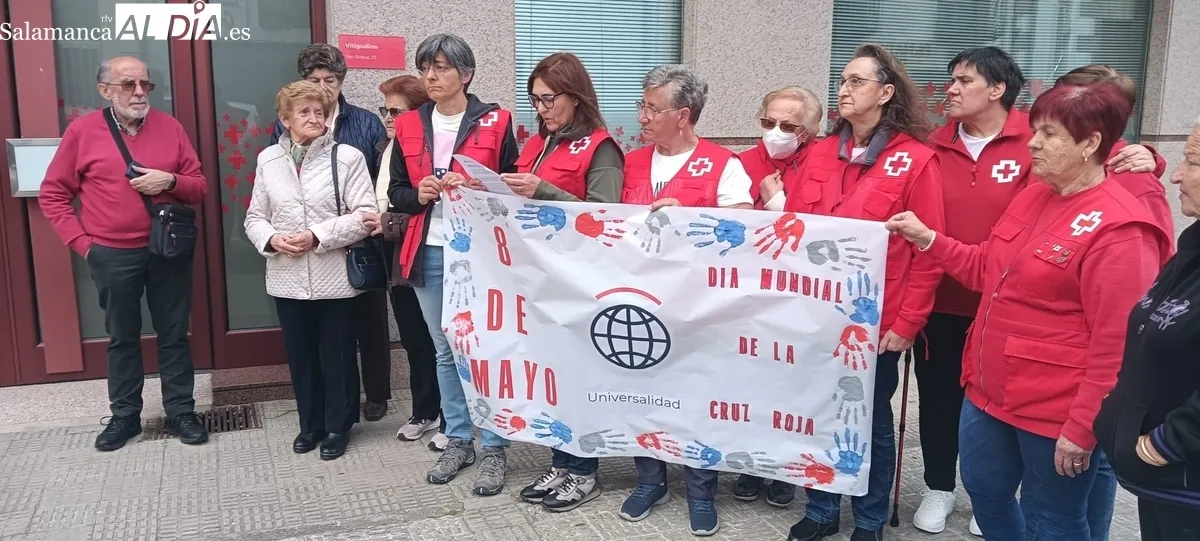 Acto junto a la sede comarcal de Cruz Roja en Vitigudino en el que varios voluntarios acompañaron a la presidenta comarcal Adela Prieto durante la lectura de un manifiesto