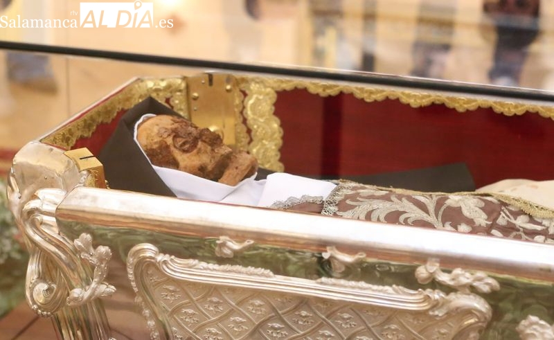 Primeras imágenes: el sepulcro abierto de Santa Teresa invita al recogimiento en la Basílica de la Anunciación