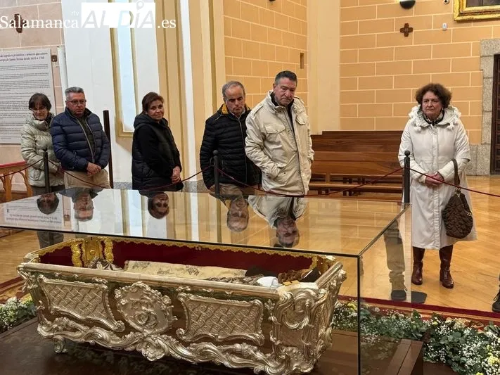 Foto 8 - El cuerpo de Santa Teresa ya puede venerarse en Alba de Tormes por primera vez en 111 a&ntilde;os