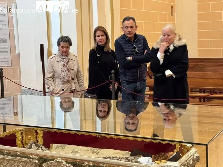 Foto 7 - El cuerpo de Santa Teresa ya puede venerarse en Alba de Tormes por primera vez en 111 a&ntilde;os